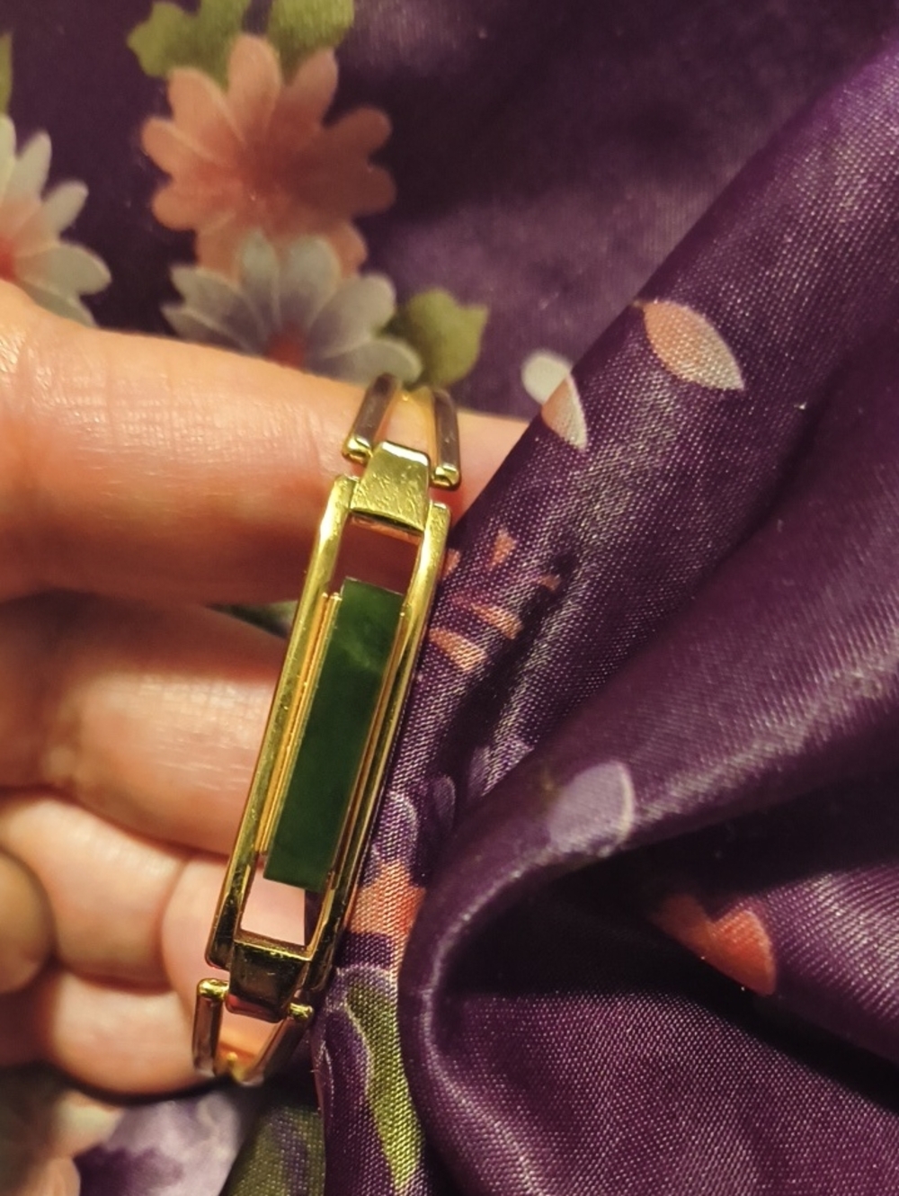 Beautiful 1978 Vintage Avon "Treasured Jade" Gold Plated Hinged Bangle